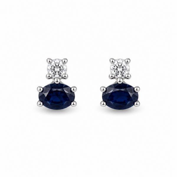 14 karátos fehér arany brill fülbevaló. Tisztasága és színe a nemzetközi besorolás szerint: vs,g, nagysága 0,05ct, a zafír kő 0,46 ct. Bedugós fülbevaló.