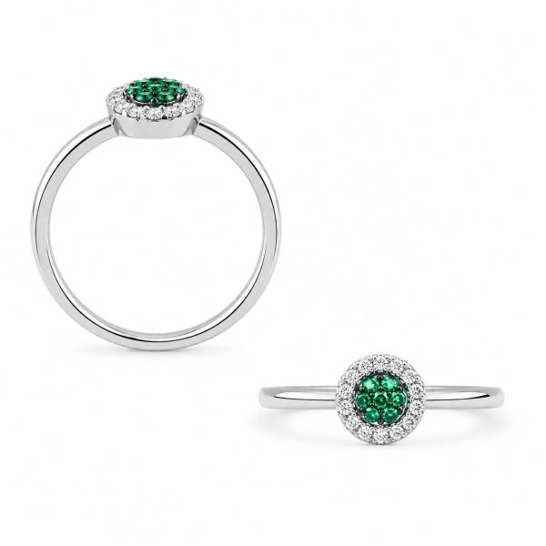14 karátos fehér arany briliáns gyűrű. Tisztasága és színe a nemzetközi besorolás szerint: vs,g, nagysága 0,18ct, a smaragd kő 0,08ct.