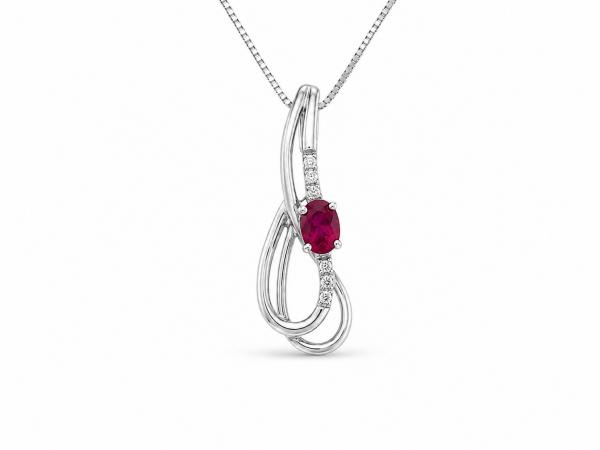 14 karátos fehér arany brill lánc medállal. Tisztasága és színe a nemzetközi besorolás szerint: vs,g, nagysága 0,03ct, a rubin kő 0,47ct.