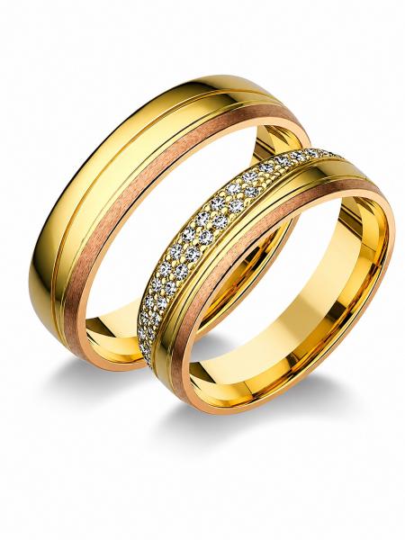 Különleges öntési eljárással, forrasztás nélkül készül! Választható egy színből: fehér, sárga, vörös és ezekből tetszés szerint két szín. Felülete matt és fényes. Tetszés szerinti kövezéssel (cirkónia vagy brill). Kívül, belül finoman hajlított (domború).A gyűrűk szélessége 5 mm.
Átlag súly (egy párra értendő) 8,9 gr.